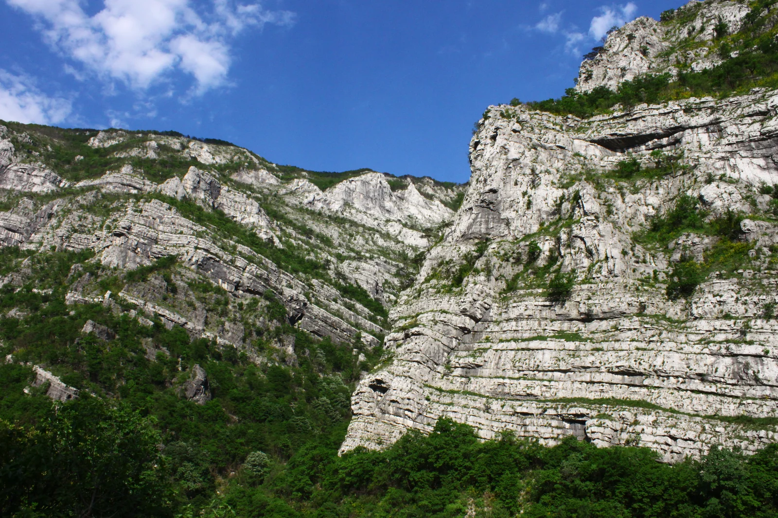 Neretva canyon on the scenic Sarajevo-to-Herzegovina route — Kravica day tour